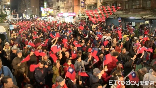 ▲▼鄭世維三重選前大團結之夜,國旗海。（圖／共訊）