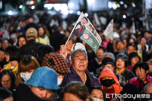 ▲▼余天選前之夜造勢晚會，台下支持者。（圖／記者林敬旻攝）