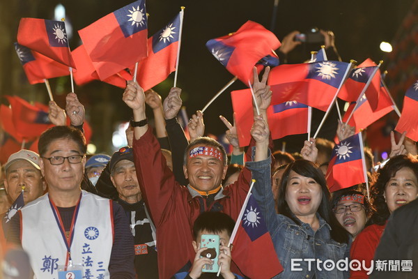 ▲▼三重立委補選，國民黨參選人鄭世維選前之夜，現場民眾熱情支持加油。（圖／記者湯興漢攝）