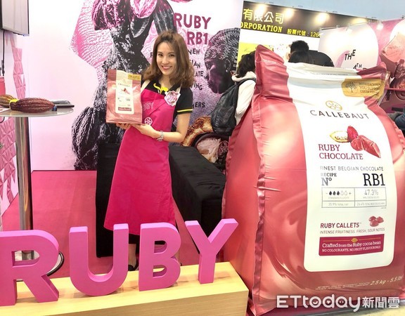 ▲德麥特別引進粉紅色可可製作而成的「RUBY CHOCOLATE」，有著寶石般的粉紅色澤，成為奧斯卡晚宴指定甜點，今年則在台灣首度曝光。（圖／記者林淑慧攝）