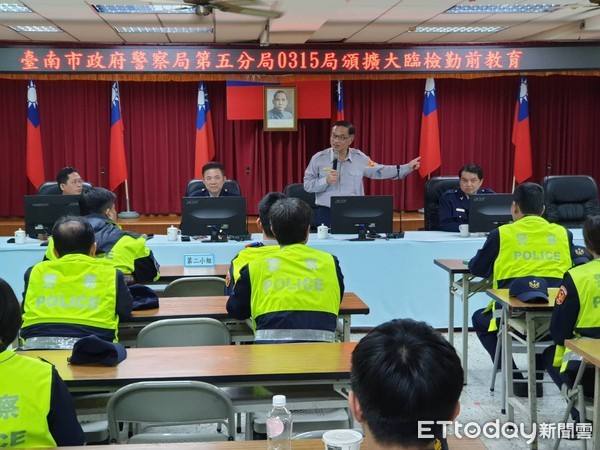 ▲台南市警局為打擊街頭暴力犯罪、強化臨檢掃蕩力度，3月15日晚上10時至16日凌晨1時，市警一、二、三、五、六、永康及歸仁分局，舉行擴大臨檢專案勤務。（圖／記者林悅翻攝，下同）