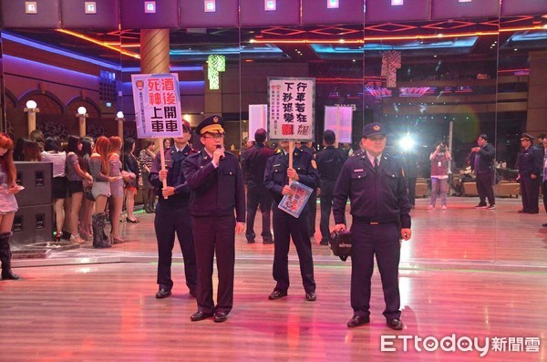 ▲台南市警局為打擊街頭暴力犯罪、強化臨檢掃蕩力度，3月15日晚上10時至16日凌晨1時，市警一、二、三、五、六、永康及歸仁分局，舉行擴大臨檢專案勤務。（圖／記者林悅翻攝，下同）