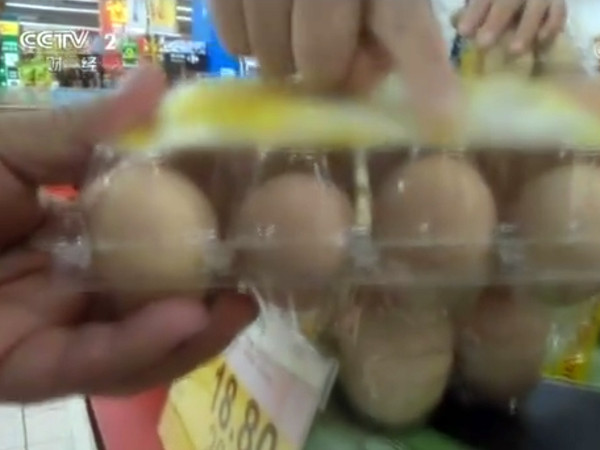 ▲賣場銷售員推銷土雞蛋。（圖／翻攝自微博）