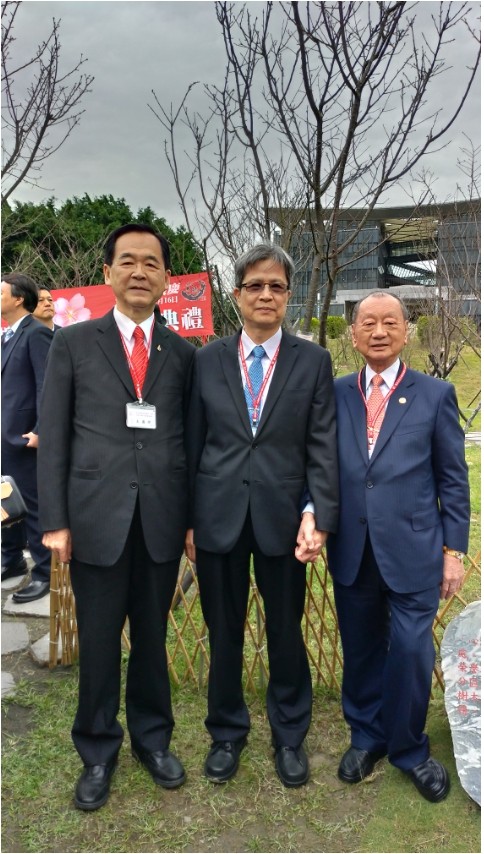 ▲▼ 臺北大學校長李承嘉，臺北市商業總會理事長王應傑與臺北大學校友會理事長張平沼在北大櫻花林前合影 。（圖／台北大學提供）