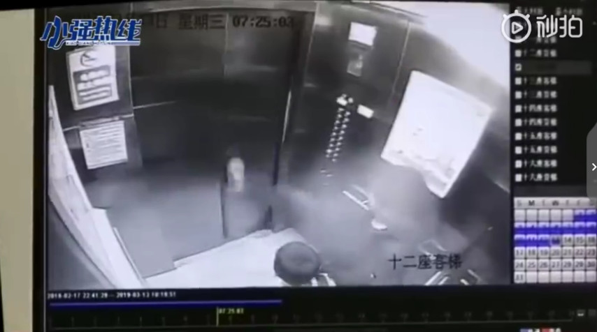 ▲男子一踢電梯門，下秒「向外崩壞」嚇傻了。（圖／翻攝自微博）