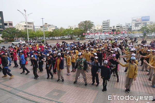 ▲▼民族國小街頭街舞快閃宣導百年校慶當天活動。（圖／嘉義市政府提供，下同）