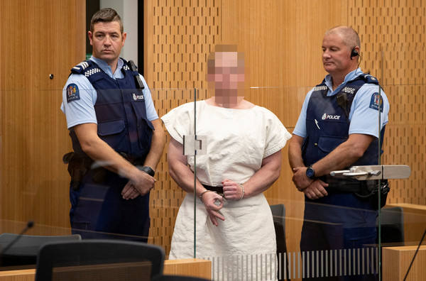 ▲▼ 紐西蘭基督城發生15日連環槍擊，28歲槍手塔朗特（Brenton Harrison Tarrant）16日身穿白色囚服現身法庭，擺出白人至上手勢。（圖／路透社）