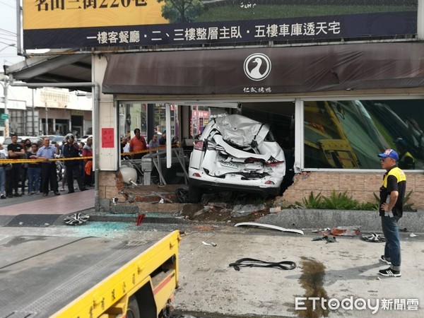 ▲▼  仁武烤鴨遭休旅車撞進店內  。（圖／記者洪正達攝）