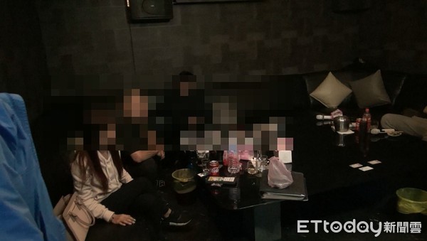 ▲▼北市警方16日凌晨前往林森北路1處酒店，在內查獲43名男女正在吸毒狂歡。（圖／記者邱中岳翻攝）