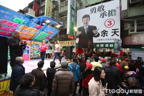 ▲▼316三重立委補選開票,余天競選總部,現場開票畫面與支持民眾。（圖／記者季相儒攝）