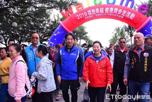 ▲健走開始前，花蓮市長魏嘉賢與縣長徐榛蔚與花蓮鄉親做有氧體操舒活筋骨。（圖／花蓮市公所提供，下同）