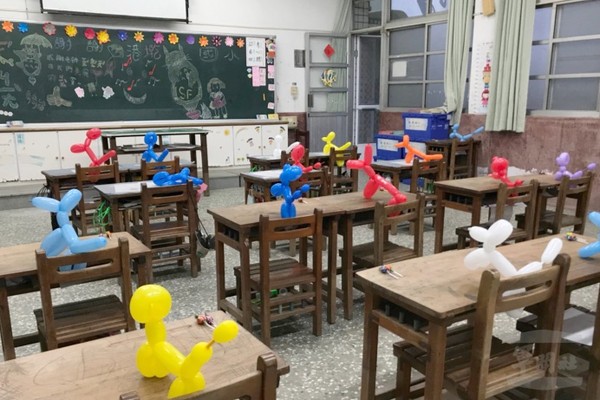 特戰送氣球及黑板作畫　感謝學校提供宿營場地