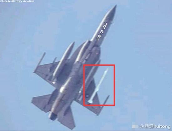 ▲▼巴基斯坦空軍的JF-17「梟龍」戰機疑似掛上中國國產中遠程空空導彈PL-15（霹靂-15）進行測試。（圖／翻攝自新浪軍事）