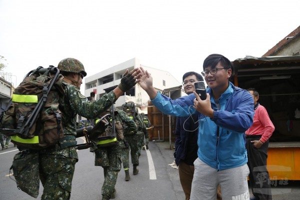 雲林鄉親溫暖送愛心　特戰官兵士氣高昂向前行