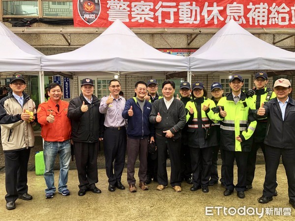 ▲ 萬金石馬拉松 金山警設「警察行動休息補給站」。（圖／記者郭世賢翻攝）