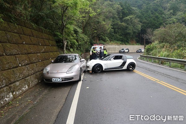 ▲▼保時捷跑車疑過彎擦撞山壁，下車查看時，又被後方一部賓士Smart小跑車追撞，造成保時捷駕駛及車內的兒子受傷送醫，幸好沒有生命危險             。（圖／記者陳以昇翻攝）