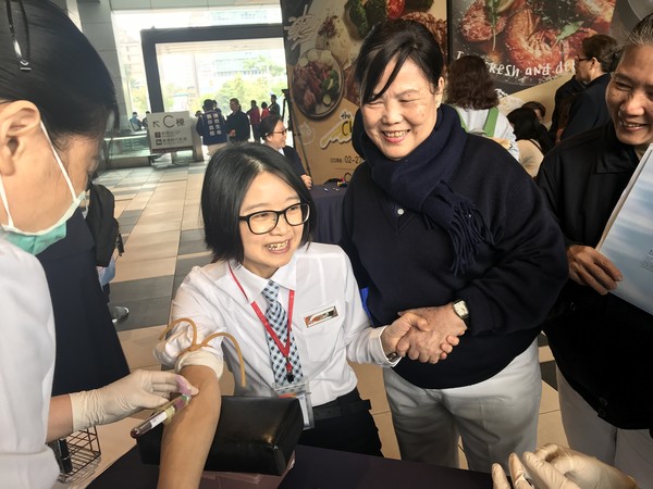 ▲▼慈濟在臺鐵南港車站舉辦「骨髓幹細胞驗血建檔暨宣導活動」，南港車站站長陳依伶不僅跟著慈濟志工一起鼓勵民眾響應驗血，自己更挽袖加入建檔行列。（圖／慈濟基金會提供）