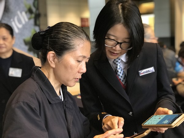 ▲▼慈濟在臺鐵南港車站舉辦「骨髓幹細胞驗血建檔暨宣導活動」，南港車站站長陳依伶不僅跟著慈濟志工一起鼓勵民眾響應驗血，自己更挽袖加入建檔行列。（圖／慈濟基金會提供）