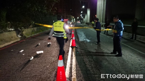 ▲▼施姓女子疑似從64快速道路上墜橋輕生倒臥路面，被路人發現後報警送醫。（圖／記者趙永博翻攝）