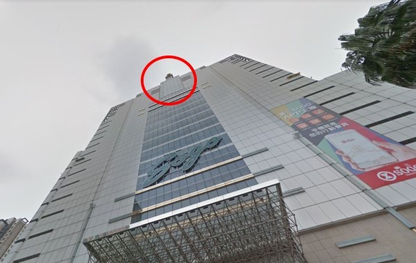 網美闖21層樓頂拍照，台中SOGO擬提告。（圖／翻攝自Facebook／爆料公社）