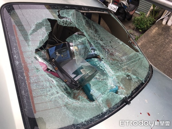 ▲騎士高速撞擊路旁轎車擋風玻璃，導致擋風玻璃被撞破一個大洞，騎士臉也縫了11針。（圖／記者黃孟珍翻攝）