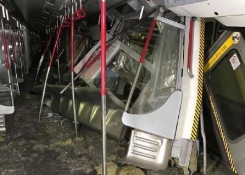 香港地鐵發生相撞事故。（圖／翻攝自微博／廈門晚報，下同）