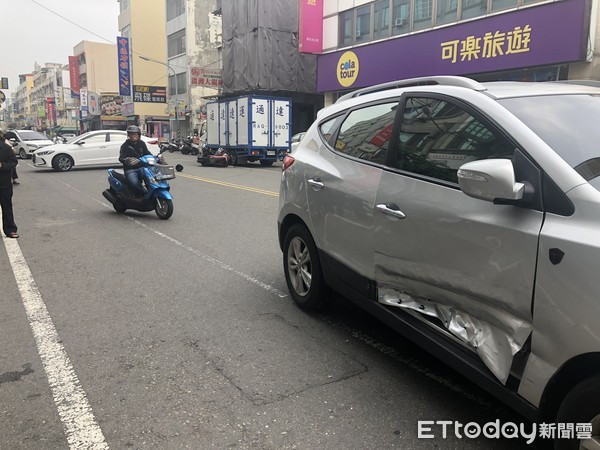 ▲彰化市中正路發生1起疑似誤踩油門暴衝車禍，造成5車連環撞，2名機車騎士送醫。（圖／記者唐詠絮翻攝）