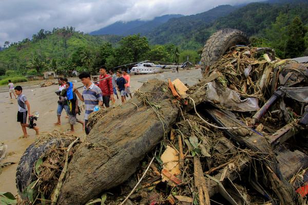 ▲▼印尼東部洪水肆虐，車輛遭到破壞。（圖／路透）