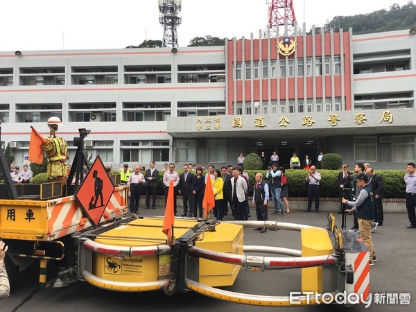 ▲▼立委視察國道警局新添購的緩撞車。（圖／記者陳豐德翻攝）