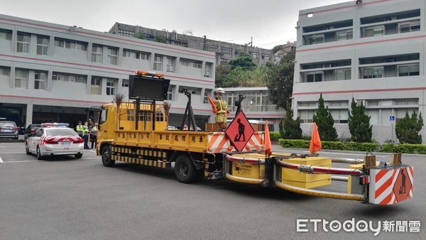 ▲▼立委視察國道警局新添購的緩撞車。（圖／記者陳豐德翻攝）