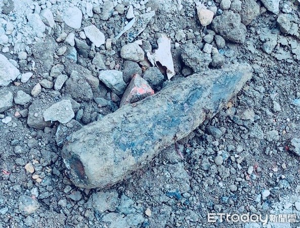 ▲▼板橋捷運工地挖出一枚未爆彈。（圖／記者陳豐德翻攝）