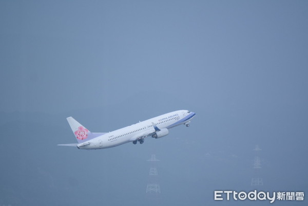 ▲華航飛機松山機場起飛▼。（圖／記者呂佳賢攝）