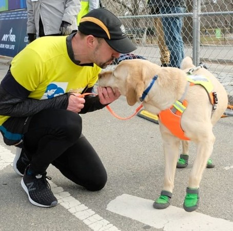 ▲▼3隻導盲犬接力引領視障男子帕內克（Tom Panek）完成約21公里的半馬。（圖／翻攝自IG／nyrr）