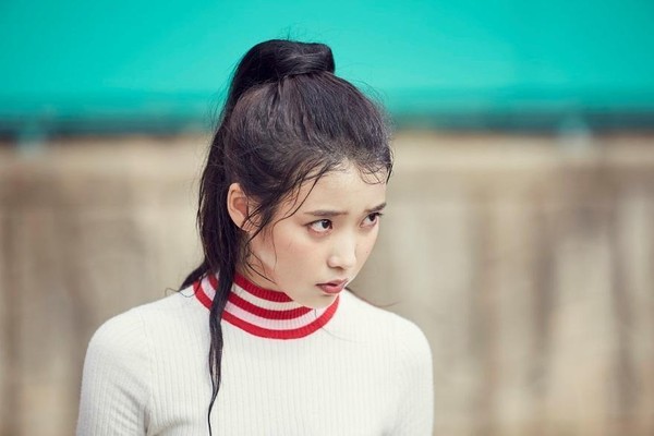 在「Love Set」單元中，IU（圖）飾演一個在網球場上與父親的女人裴斗娜對決且充滿妒意的角色。（韓國Netflix提供）