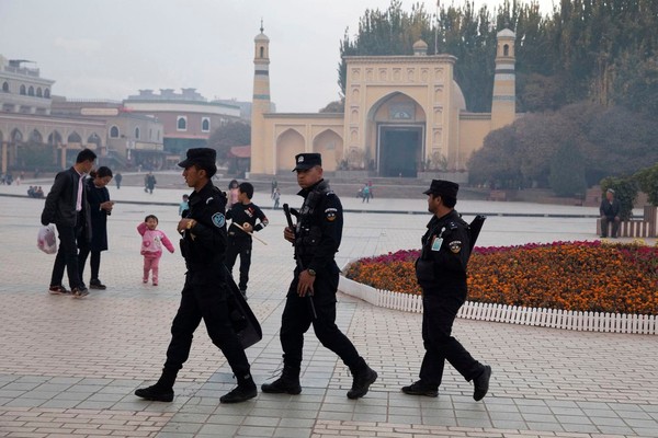 ▲新疆喀什格爾的艾提尕爾清真寺前有安全人員巡邏。（圖／路透社） 