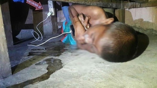 ▲▼印尼男童邊充電邊玩手機，結果竟遭電死。（圖／翻攝自buruhtinta）