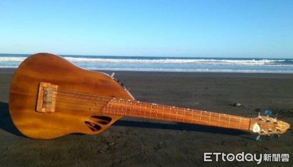 ▼阿美族藝術家范志明打造漂流木吉他。（圖／總統府提供）