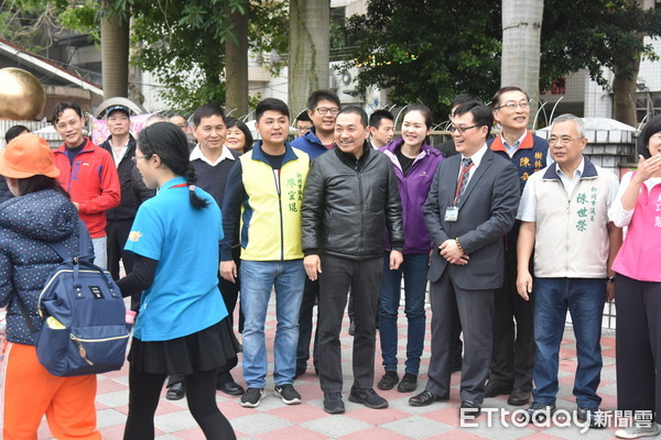 ▲ 視察樹林山佳國小人行道工程 侯友宜：打造安全交通環境。（圖／新北市民政局提供）