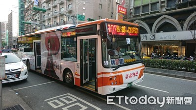307公車「一次3台等紅燈」他看傻!過來人秒笑:看過連續8台
