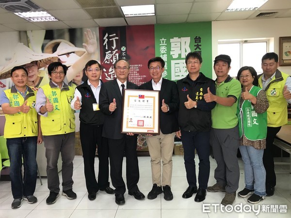 ▲台南市選委會主委方進呈，頒發立委補選當選證書給郭國文。（圖／記者林悅翻攝）