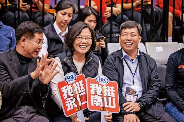 蔡英文（中）是在17日晚間參加完HBL冠軍賽後，才得知賴清德決定參選黨內總統初選的消息。（總統府提供）