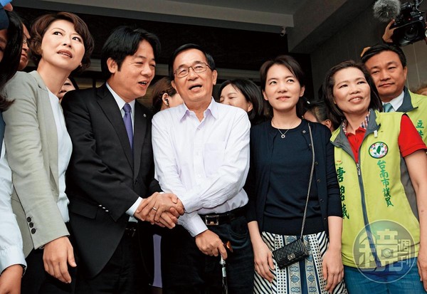 前總統陳水扁（右2）在立委補選中扮演關鍵角色，賴清德（左2）登記參選時仍表態支持特赦陳水扁。