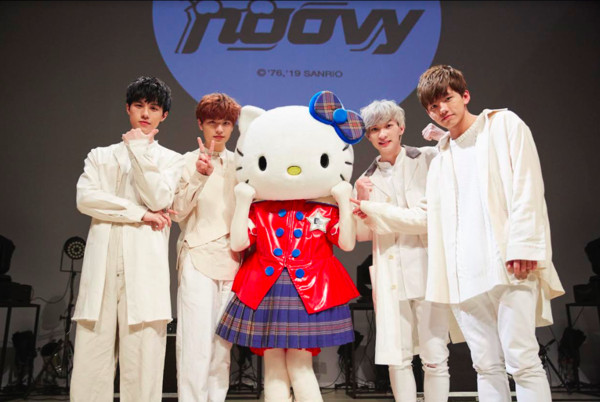 ▲noovy在日本和hello Kitty合唱             。（圖／伊林娛樂）