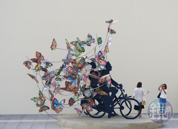 色彩繽紛的以色列藝術家作品《輪飛蝶舞 悠遊時光》格外搶眼。 