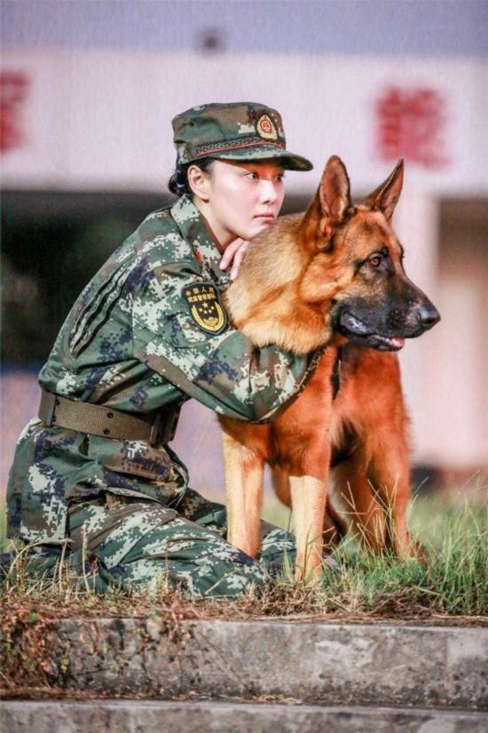 ▲張馨予和警犬。（圖／翻攝自《人民網》）