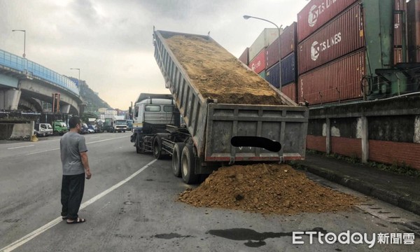 ▲ 砂石車違規「嚴重超載」18噸 警取締重罰8萬8罰單。（圖／記者郭世賢翻攝）