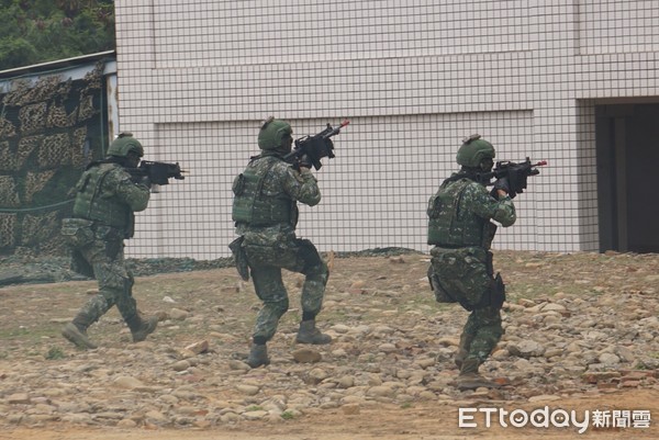 ▲陸軍特戰指揮部特戰突擊隊員向目標區實施攻堅掃蕩▼。（圖／記者呂佳賢攝）