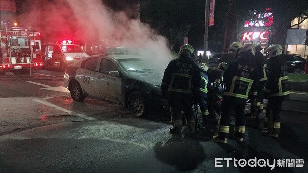 ▲▼新北市林口行進間警車竄火。（圖／記者陳以昇翻攝）