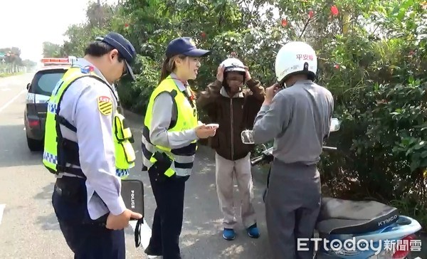 ▲台南市警交通大隊取締未戴安全帽時，提供平安帽、貼心小卡片，提醒民眾行的安全。（圖／記者林悅翻攝，下同）