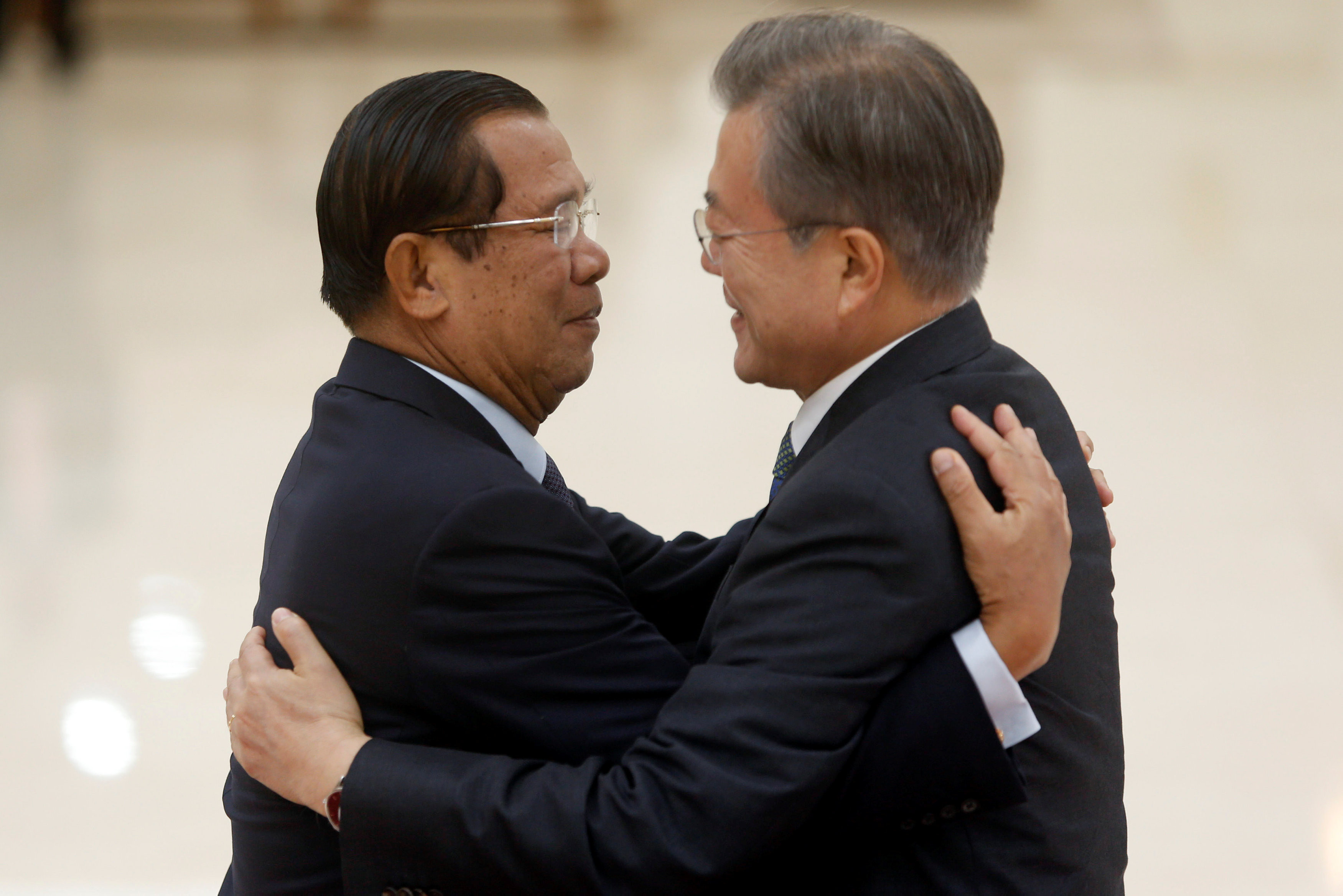 ▲▼柬埔寨首相洪森迎接文在寅到訪。（圖／路透社）